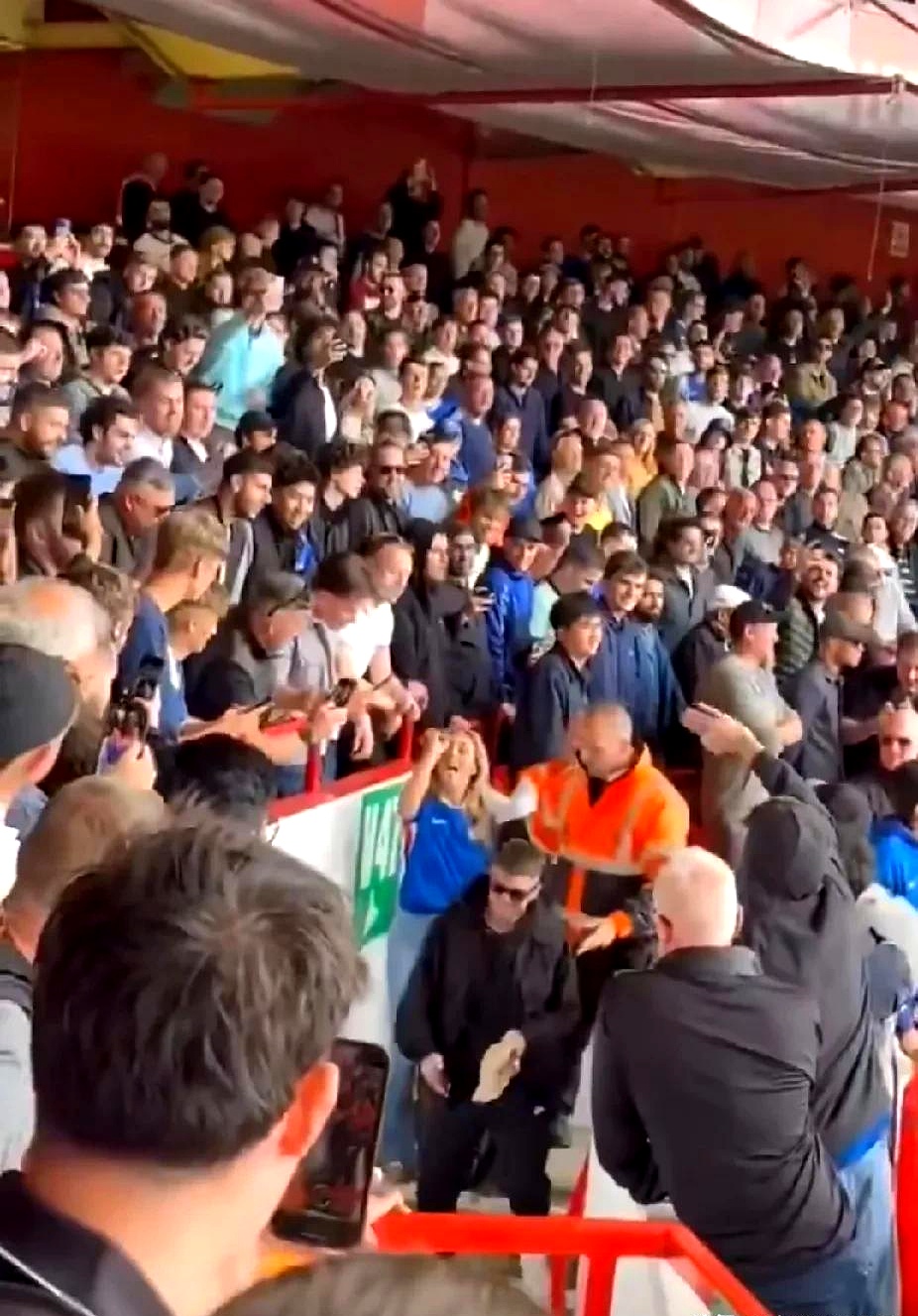 包含英国网球队碾压德国网球队，费德勒制霸全场的词条