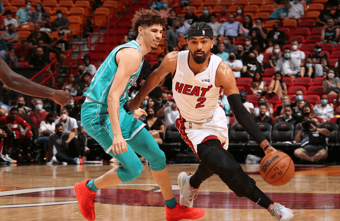 意大利男篮强势黄蜂，阿德巴约三分雨点燃全场