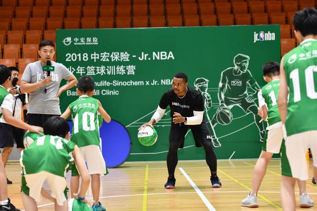 NBA名宿于夏季篮球训练营中授课的简单介绍