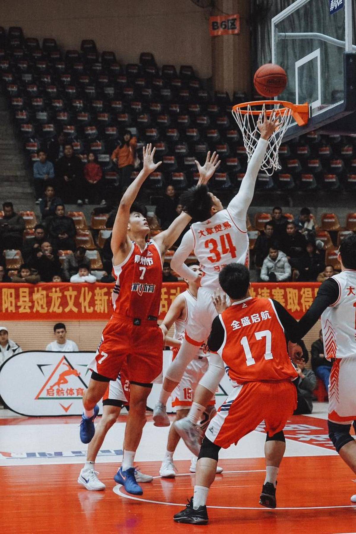 包含犹如篮球热血剧情的现场对决的词条