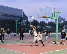 关于篮球赛场上风云突变，一幕幕精彩绝伦的信息