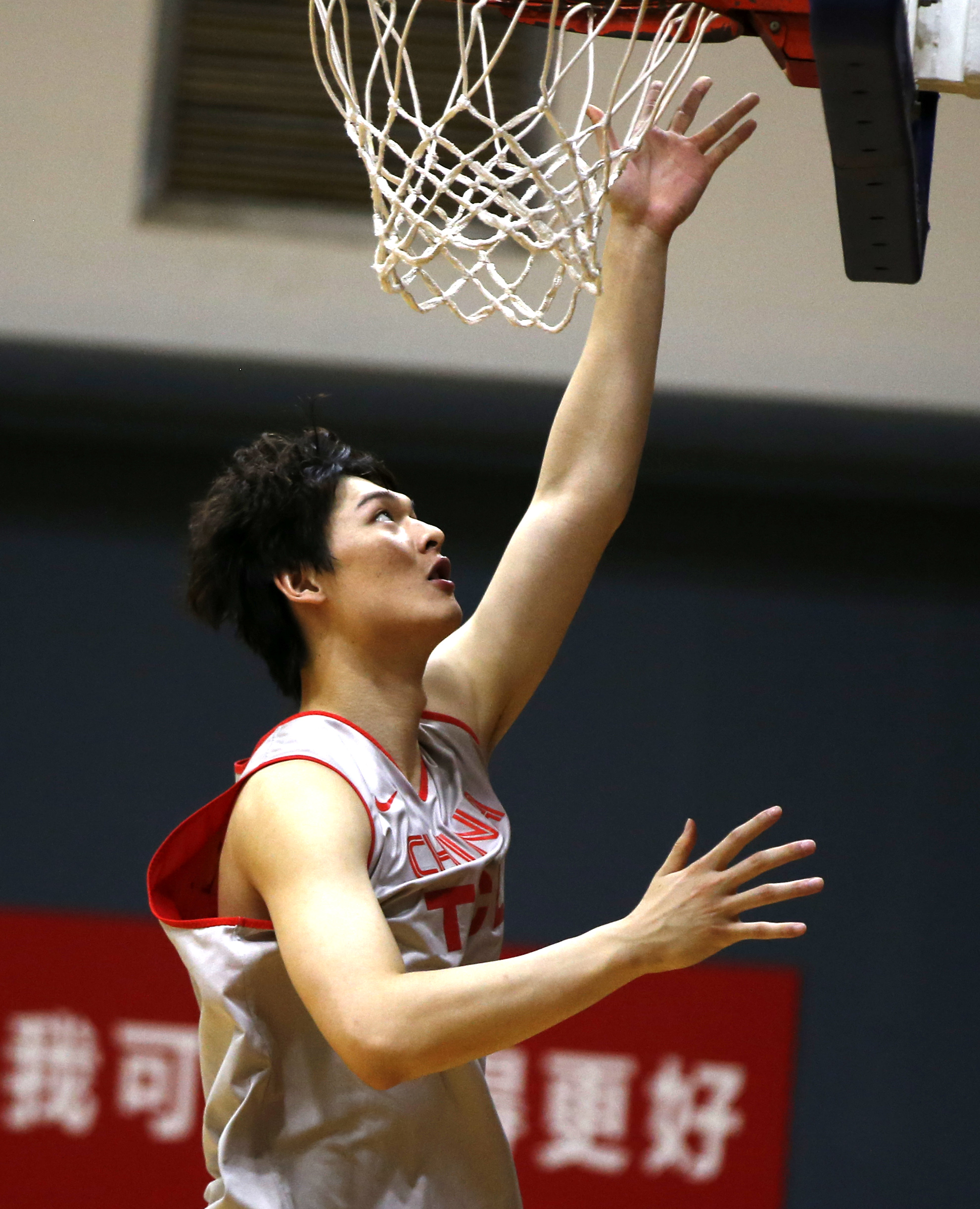 关于国际篮球赛事推迟举行，球员转战线上训练的信息