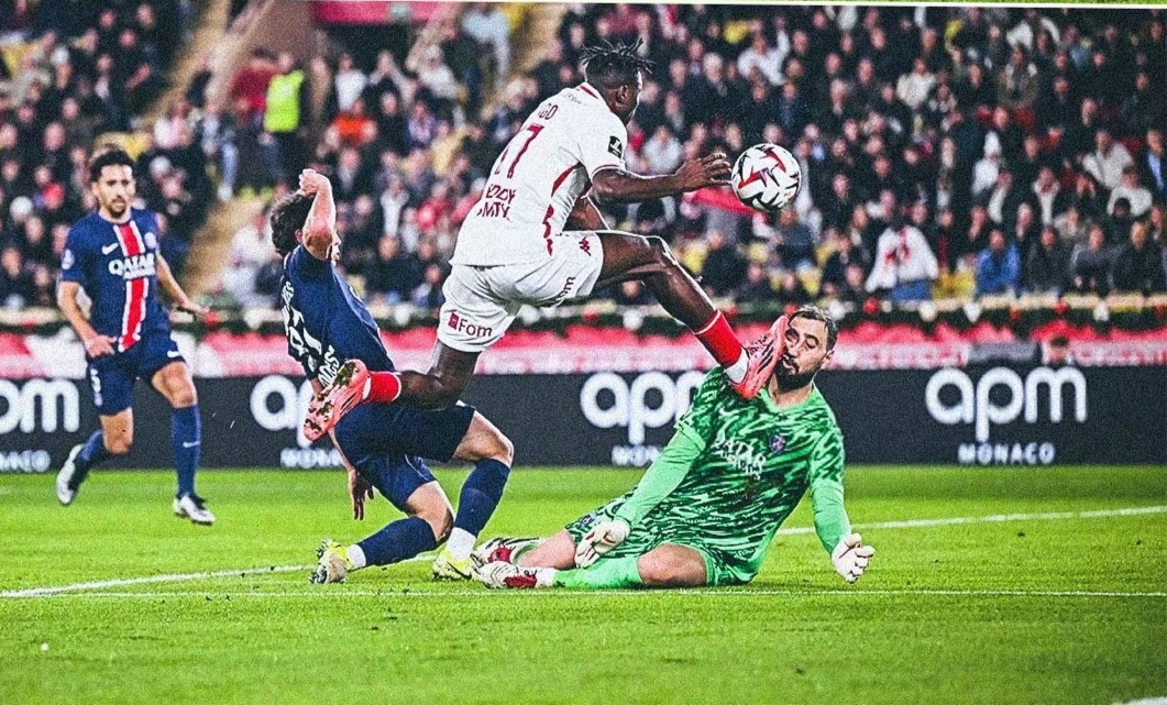 关于摩纳哥球员为胜利努力，最终成功击败对手的信息