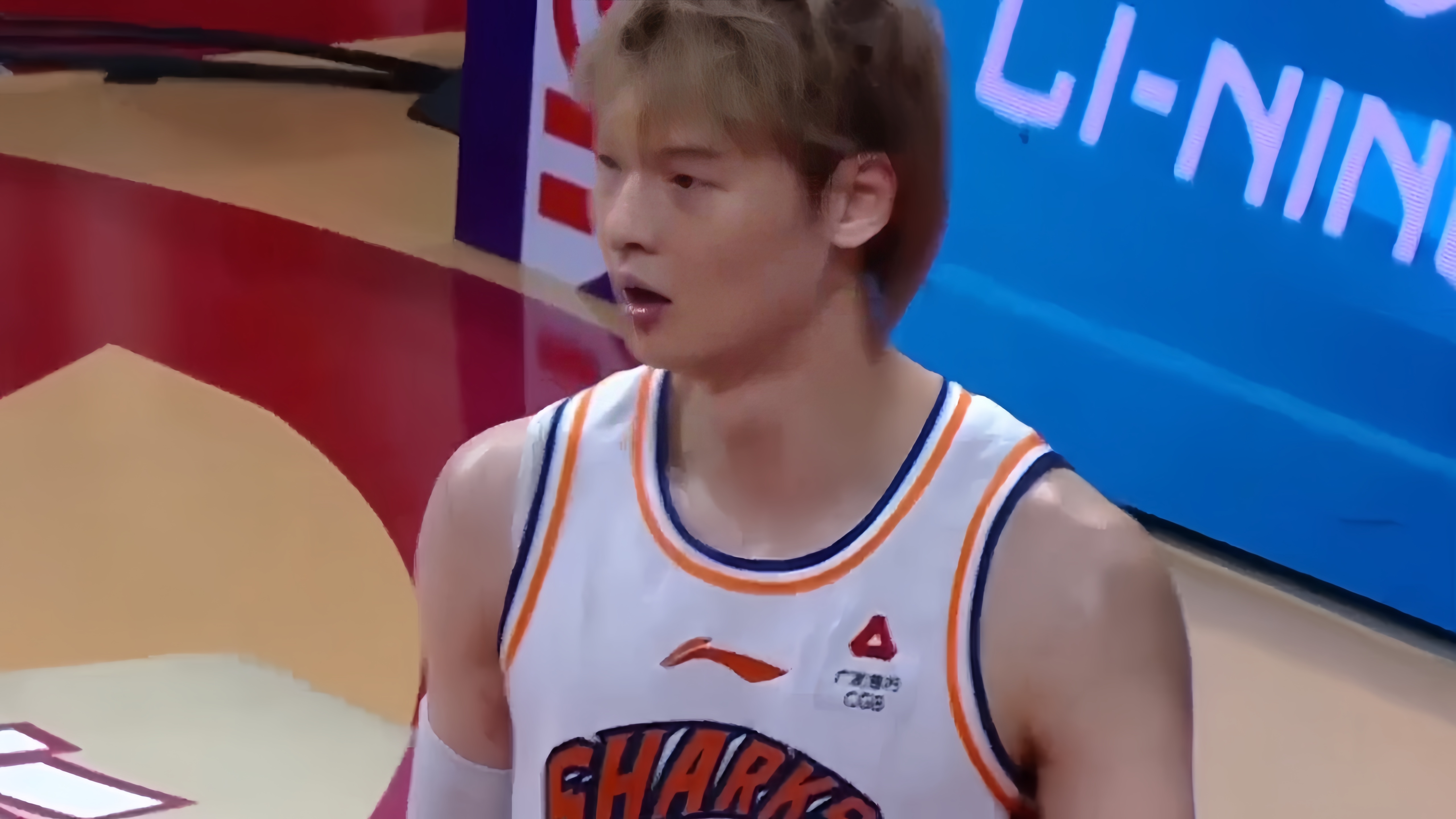 包含湖人鏖战天津队，王哲林高光表现的词条