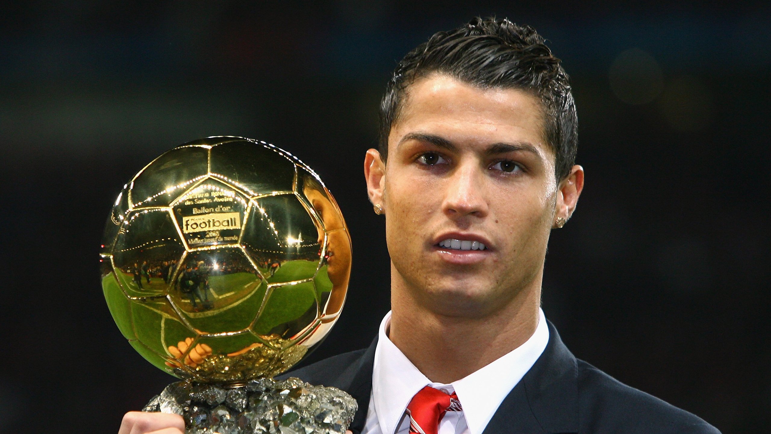 萨内彻底打爆防线！莱比锡红牛战术封锁AC米兰，欧冠之夜见证德意战术对决